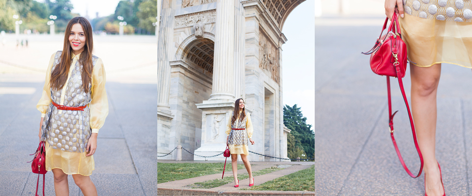 outfit-con-colori-rossi-borsa-rossa-scarpe-rosse