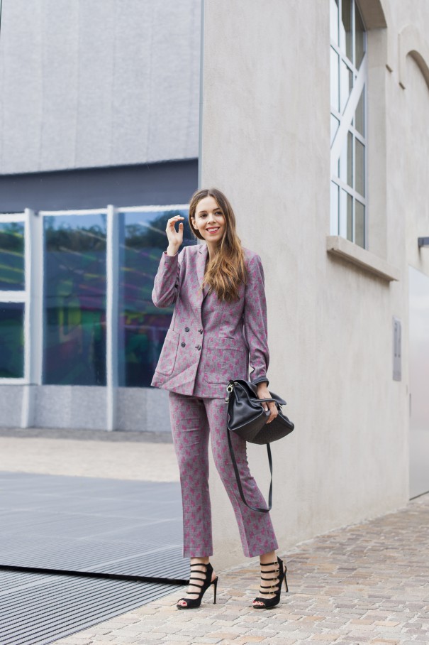 tailleur per ragazze | come indossare il tailleur | tailleur stampato | giacca e pantalone per ragazze