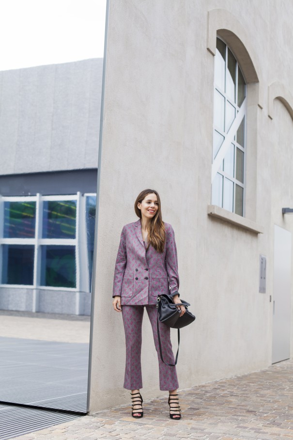 tailleur per ragazze | come indossare il tailleur | tailleur stampato | giacca e pantalone per ragazze