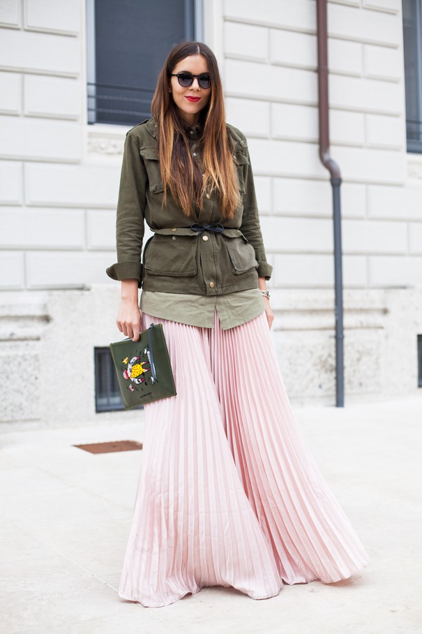 irene colzi fashion blogger gonna rosa plissettata giacca verde militare