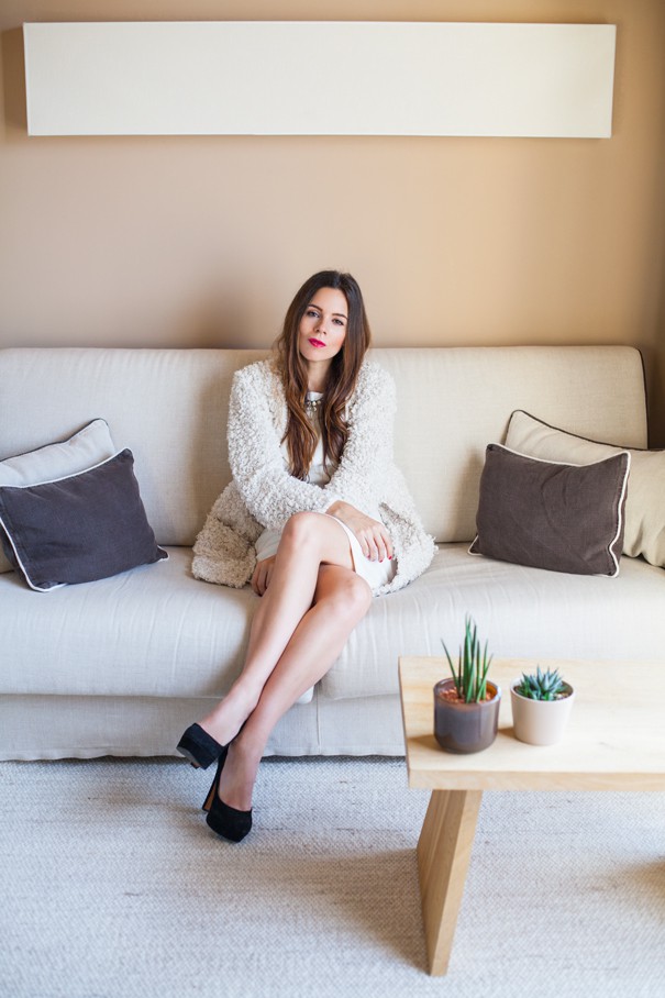 outfit total white con decollete nere