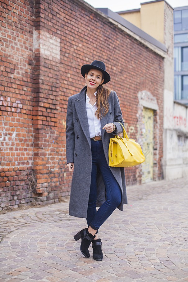 irene colzi fashion blogger outfit casul con cappotto grigio