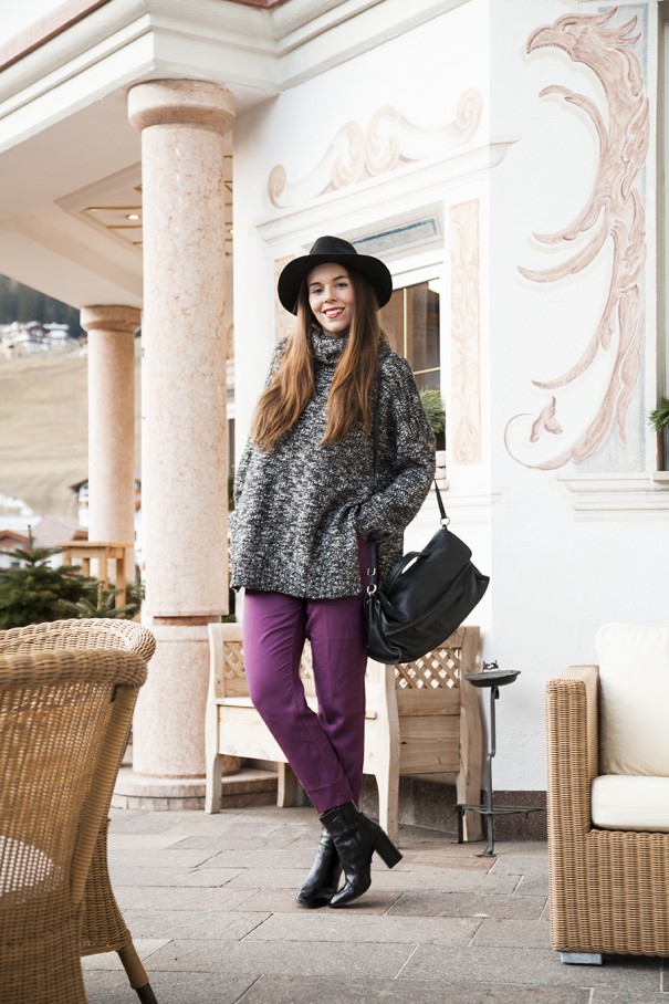 Pantaloni viola? Ecco come abbinarli in un look da giorno!