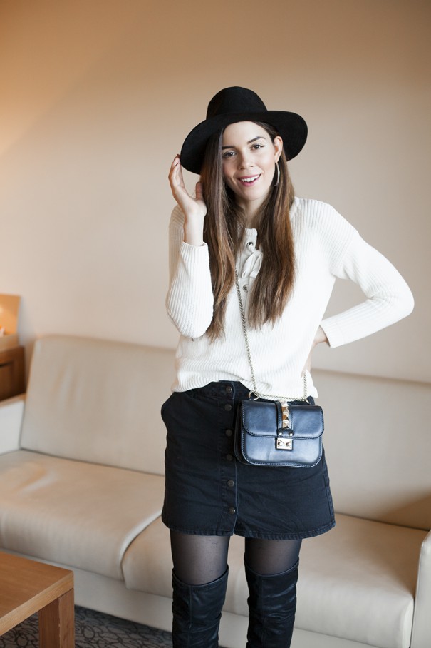 outfit con cappello con tesa
