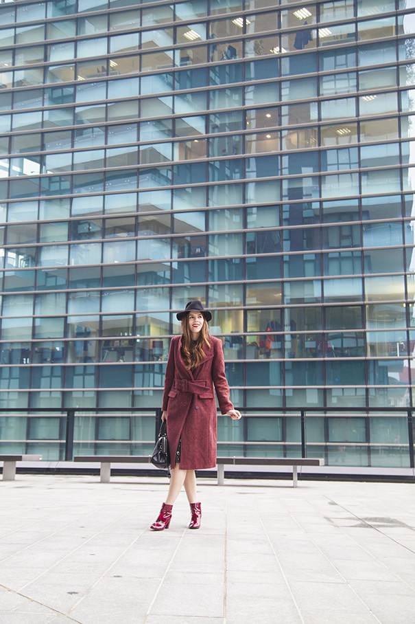 outfit con cappotto colorato look con vestito e cappotto