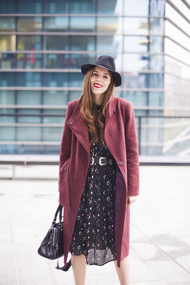outfit con cappotto colorato look con vestito e cappotto