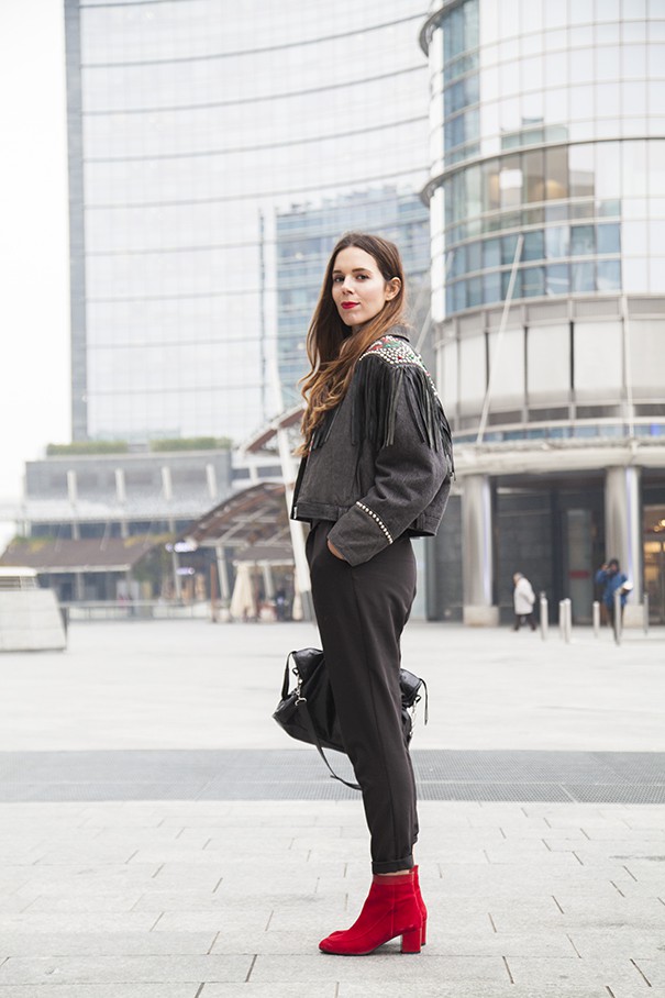 outfit con giacca nera e frange look total black con scarpe rosse