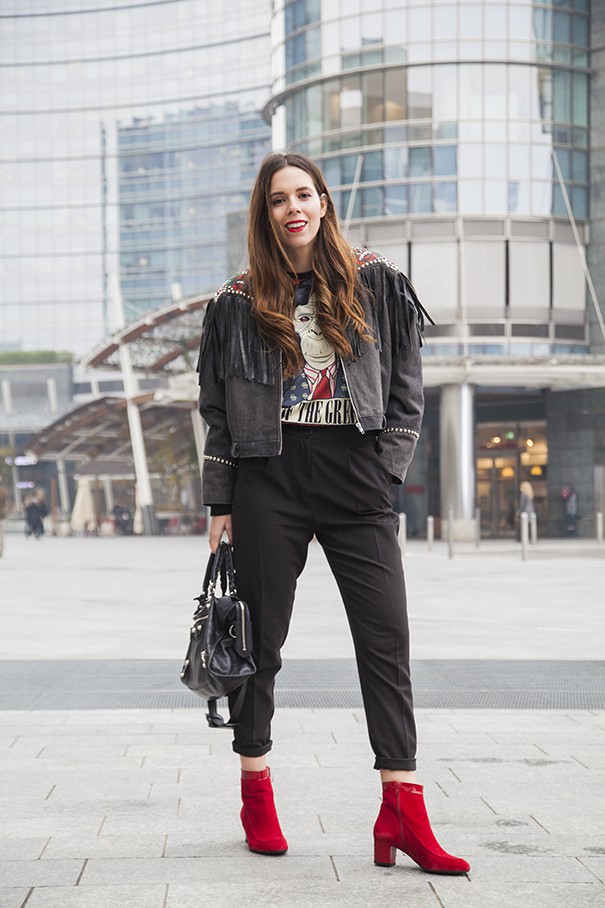 outfit con giacca nera e frange look total black con scarpe rosse