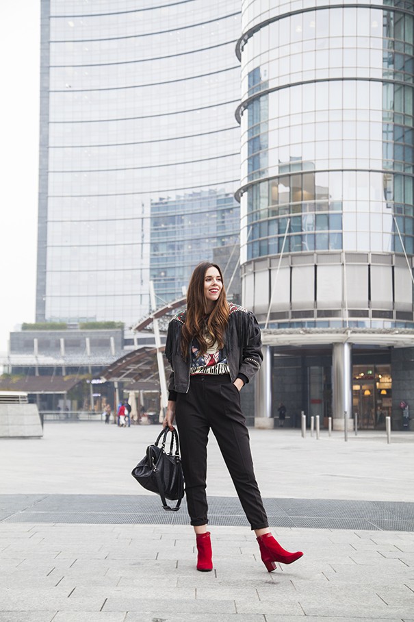 outfit con giacca nera e frange look total black con scarpe rosse