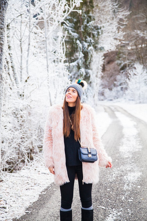 irene colzi , pelliccia rosa , outfit con pelliccia