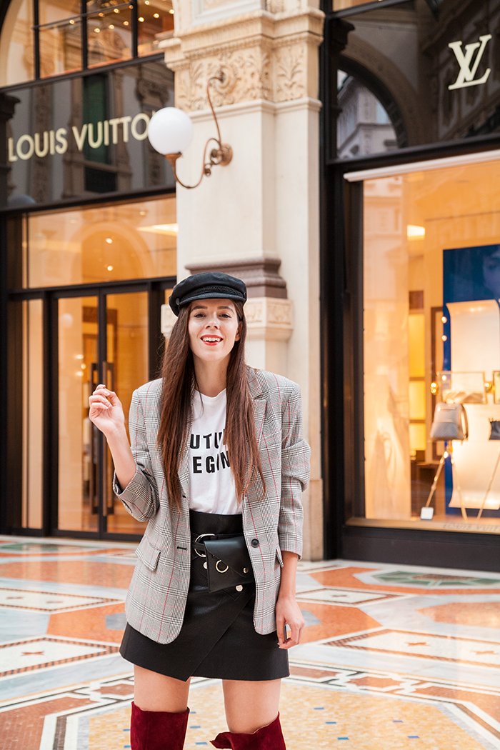 outfit con stivali con pieghe rossi