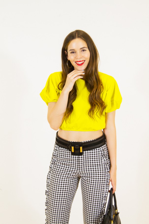 Crop Top e pantaloni a vita alta outfit