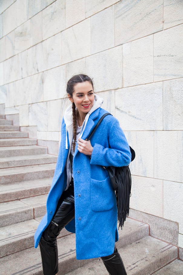 cappotto azzurro come abbinare un cappotto colorato