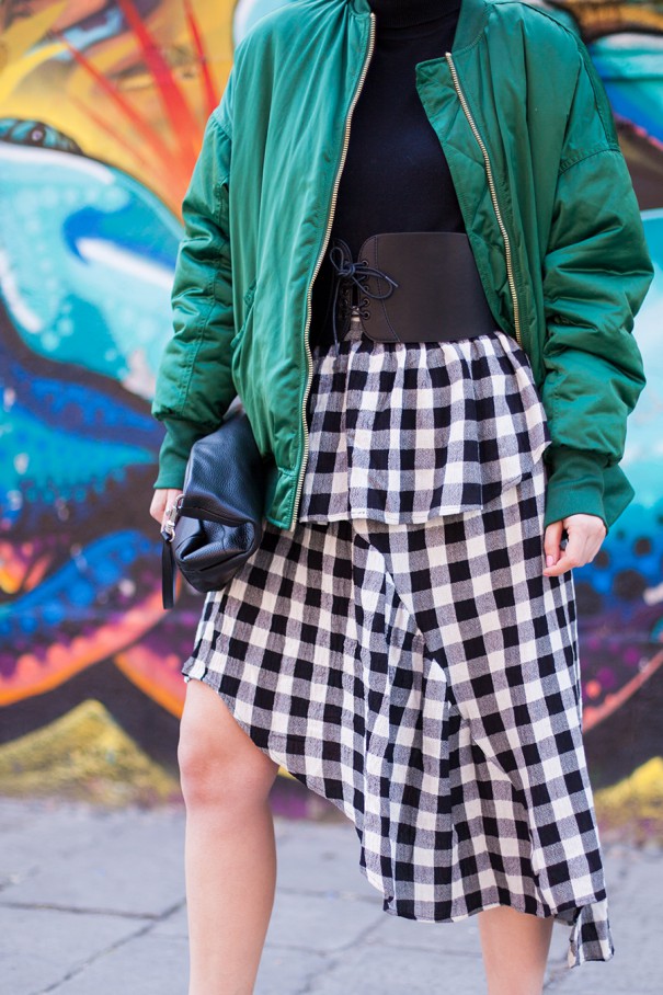 dettaglio look gonna asimmetrica e bomber