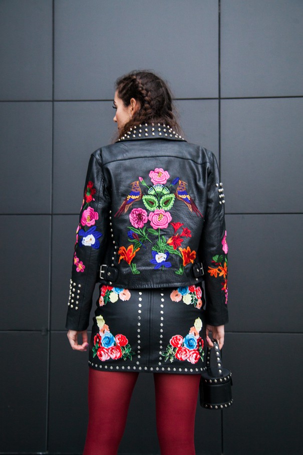 giacca in pelle con fiori ricamati gonna in pelle nera con fiori ricamati