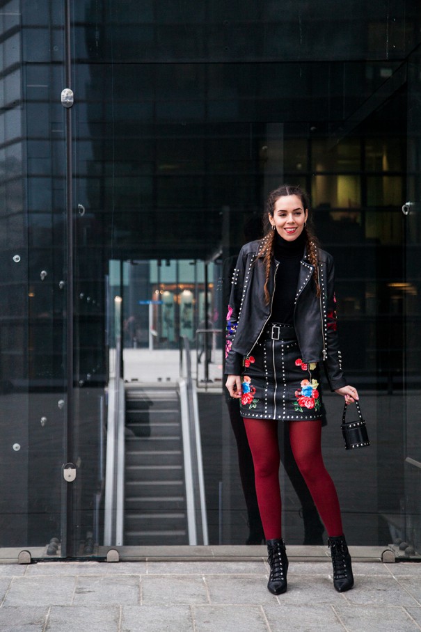 look casual con calze rosse