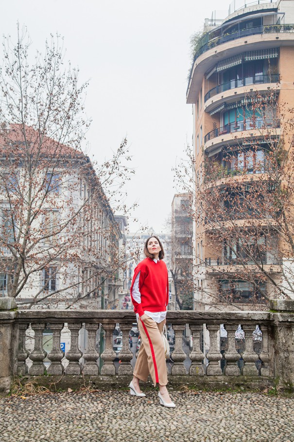 look tendenza pantaloni con riga laterale