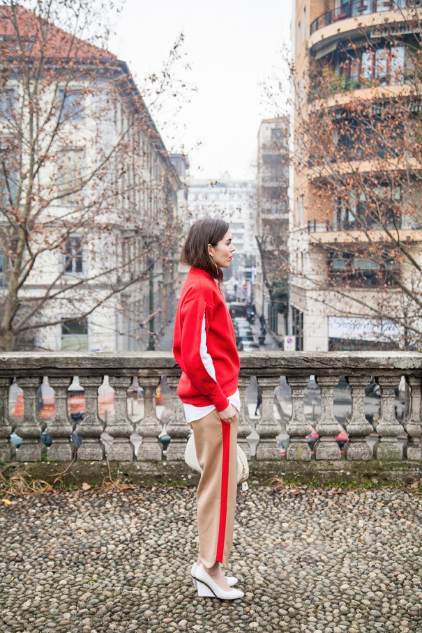 outfit con felpa con maniche cut out