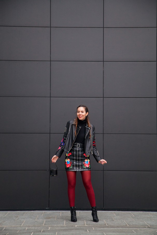 outfit con giacca e gonna in pelle nere