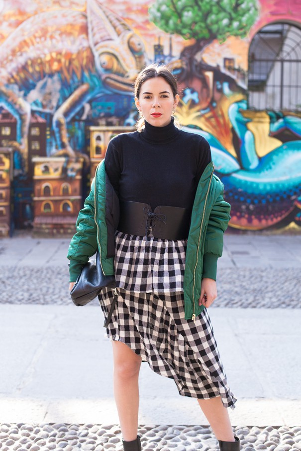 outfit con gonna asimmetrica e bomber verde