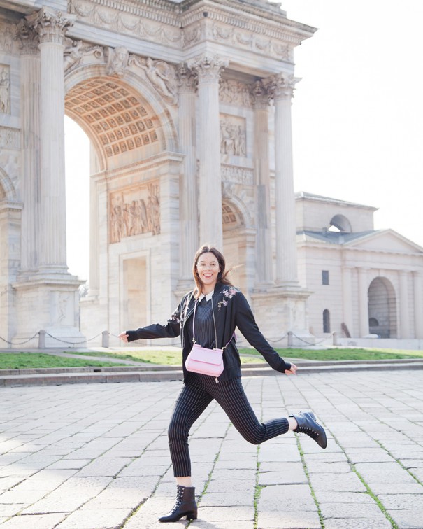 outfit con pantaloni gessati