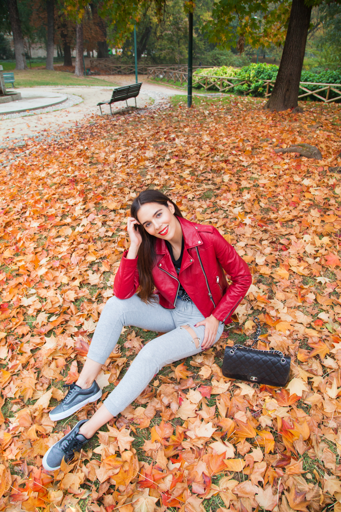 outfit con pantaloni sportivi