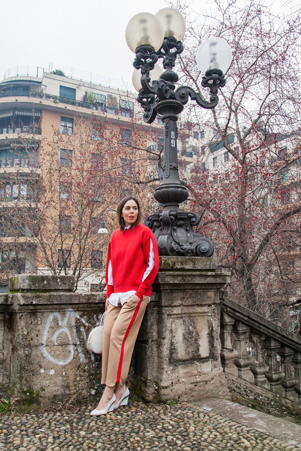 outfit rosso e beige