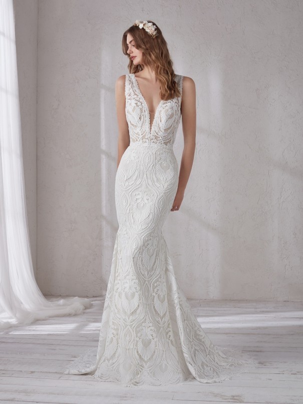 Vestiti-da-sposa-semplici--abiti-da-sposa-con-scollo-a-v-profondissimo