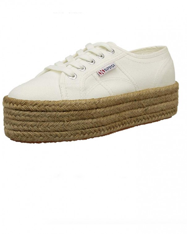 un paio di scarpe con suola in corda superga